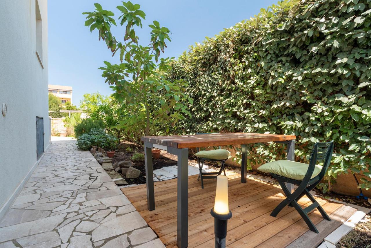 Charming Seafront Apartment With Garden And Patio Fertilia Zewnętrze zdjęcie