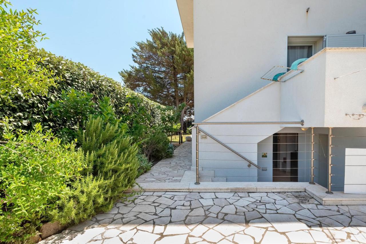 Charming Seafront Apartment With Garden And Patio Fertilia Zewnętrze zdjęcie